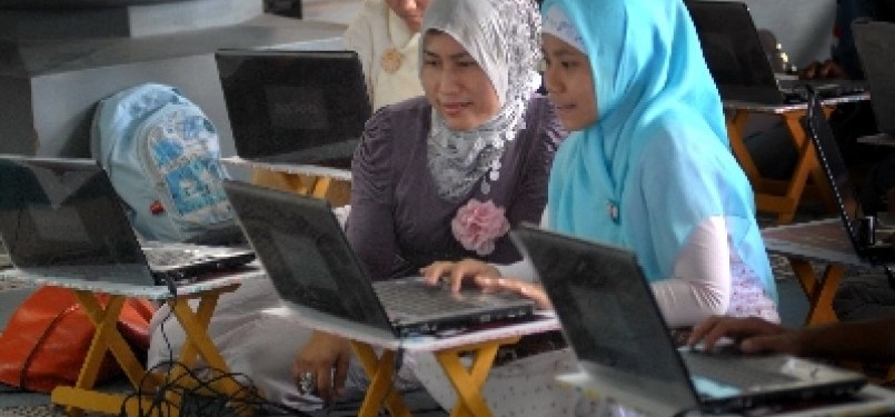 Jamaah memperhatikan laptopnya saat mengikuti ngaji internet di Masjid Nasional Al Akbar Surabaya, Selasa (2/8).