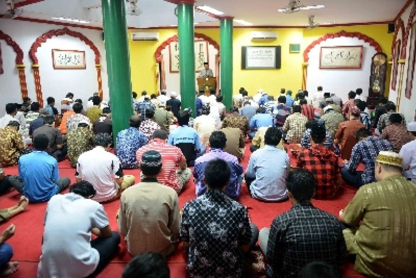 Jamaah mendengarkan Khotbah Jumat di Masjid Lautze, Pasar Baru, Jakarta. Masjid yang berarsitektur khas etnis Cina ini banyak dikunjungi Muslim keturunan Tionghoa.