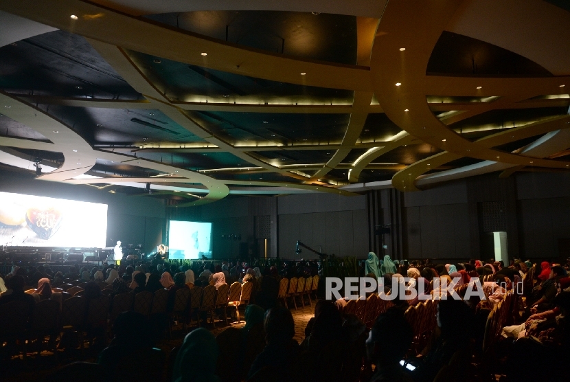 Jamaah mendengarkan tausiyah dari ustad saat Konvensi Pecinta Allah (KPA) 3 di Gandaria City, Jakarta, Sabtu (19/11).