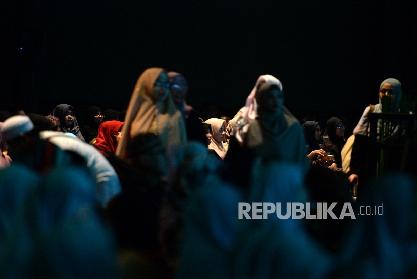 Jamaah mendengarkan tausiyah dari ustad saat Konvensi Pecinta Allah (KPA) 3 di Gandaria City, Jakarta, Sabtu (19/11)