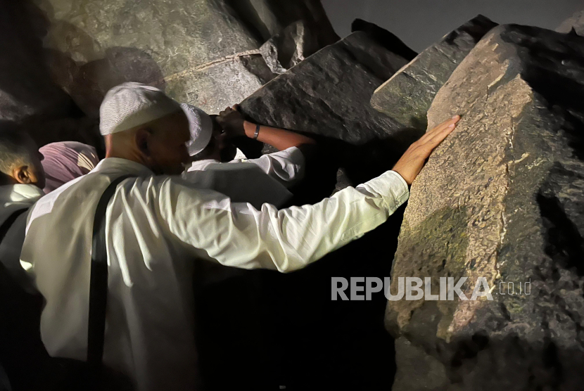 Jamaah mengantre masuk ke dalam Gua Hira pada Sabtu (14/6/2025) pagi menjelang Subuh. Gua Hira menjadi tempat pertama kali Nabi Muhammad SAW menerima wahyu.