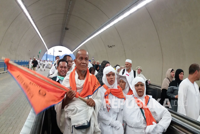 Jamaah menggunakan fasilitas escalator di terowongan Muaisim, Mina, Makkah, pada musim haji lalu . (Republika/Didi Purwadi)