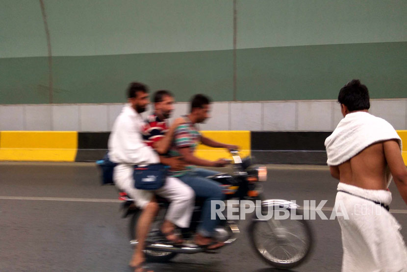 Jamaah haji berjalan kaki menuju Makkah, usai melontar jumrah di Mina, Senin (12/9). (Republika/ Amin Madani)