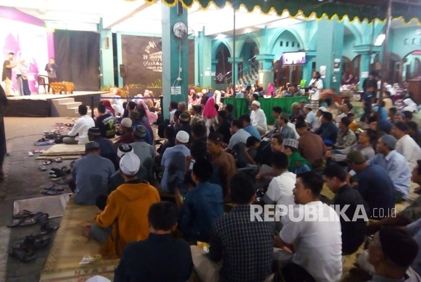 Jamaah menghadiri Tabligh Akbar saat Festival Republik 2019 di Masjid Jogokariyan, Yogyakarta, Selasa (31/12).