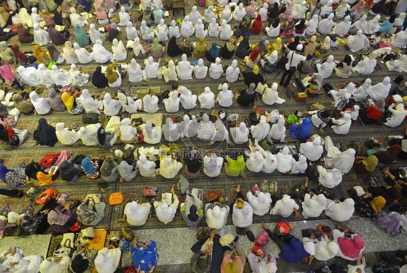 Jamaah mengikuti acara Dzikir Nasional Republika setiap tahun di Masjid At Tin.