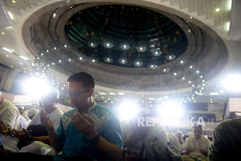 Jamaah mengikuti Dzikir Nasional Republika di Masjid At-Tin, Jakarta.