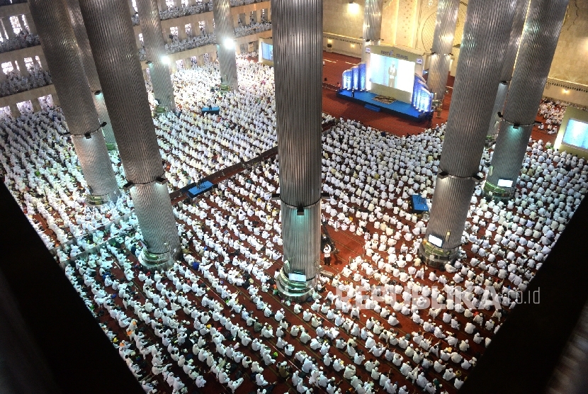  Jamaah mengikuti manasik umroh dan dzikir akbar di Masjid Istiqlal, Jakarta, Ahad (6/11). 