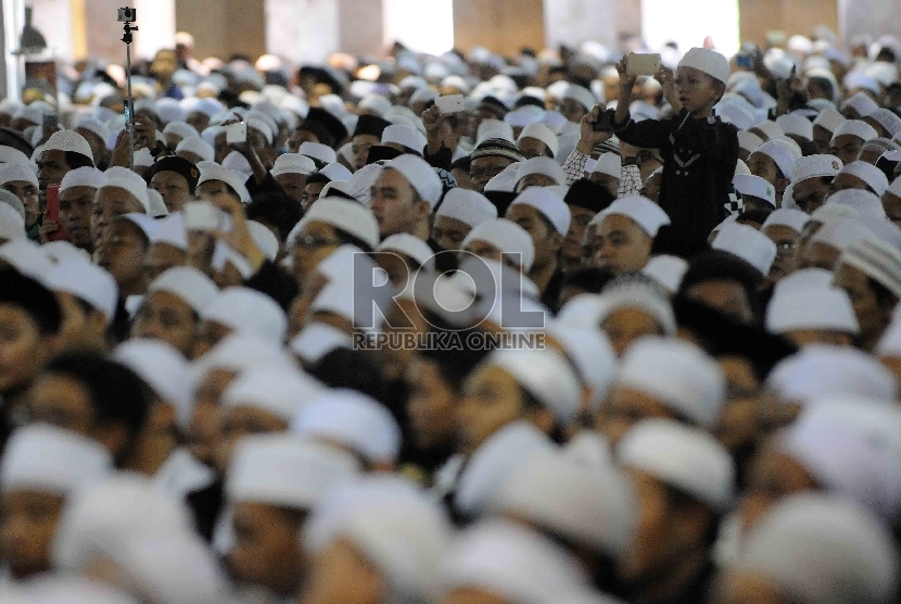  Jamaah mengikuti peringatan Maulid Nabi Muhammad SAW 1437 H di Masjid Istiqlal, Jakarta, Kamis (24/12).