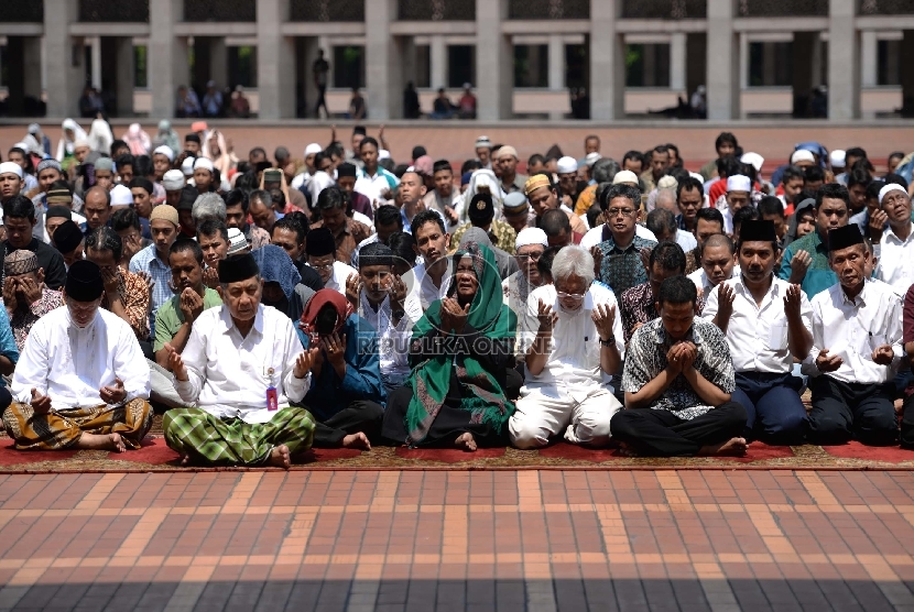  Jamaah mengikuti Shalat Istisqa di Halaman Masjid Istiqlal, Jakarta, Jumat (11/9).  (Republika/Wihdan)