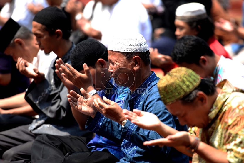 Jamaah mengikuti Shalat Istisqa di Halaman Masjid Istiqlal, Jakarta, Jumat (11/9).    (Republika/Wihdan)
