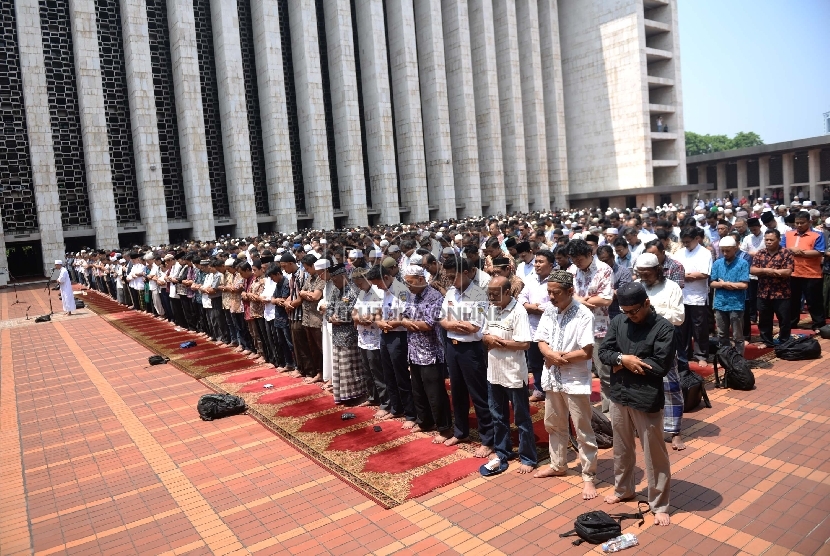 Jamaah mengikuti Shalat Istisqa di Halaman Masjid Istiqlal, Jakarta, Jumat (11/9).   (Republika/Wihdan)