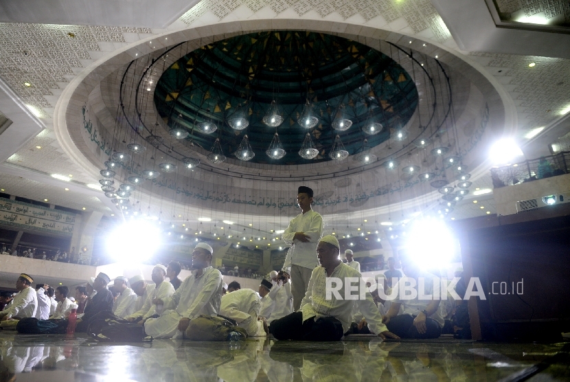Jamaah mengikuti Shalat Isya sebelum acara puncak Dzikir Nasional 2016 di Masjid At-Tin, Jakarta, Sabtu (31/12). 