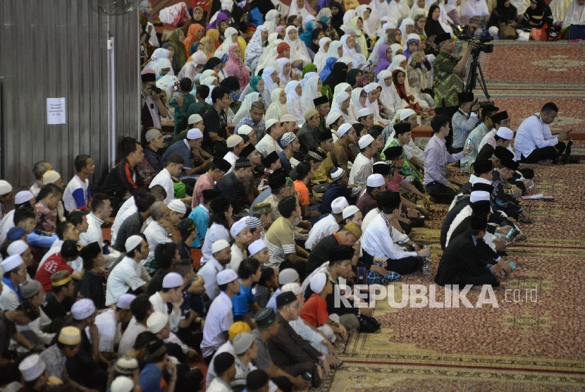 Jamaah di Masjid Istiqlal Jakarta, Selasa (5/7). (Republika/Prayogi)
