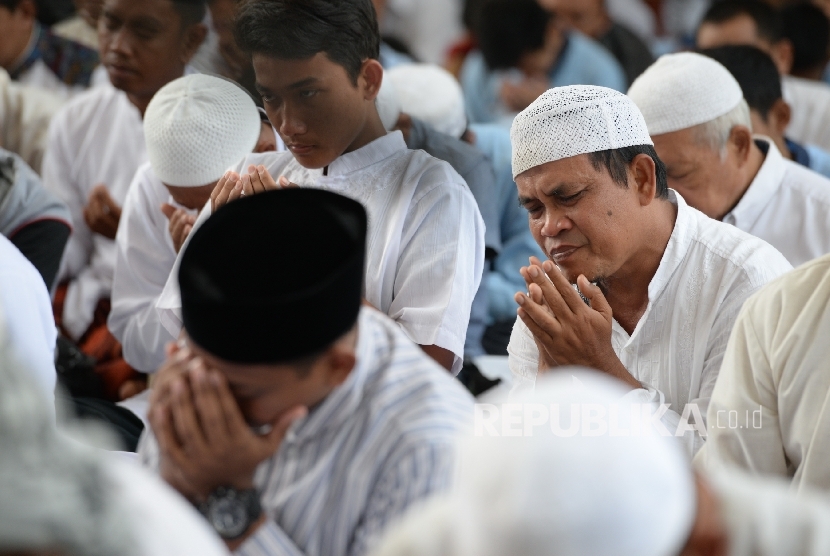 Jamaah mengikuti Zikir Akbar untuk Rohingya oleh Dompet Dhuafa bersama Pimpinan Majelis Az-Zikra Ustaz Arifin Ilham di Masjid Al Madinah, Parung, Kabupaten Bogor, Jawa Barat, Kamis (7/9).