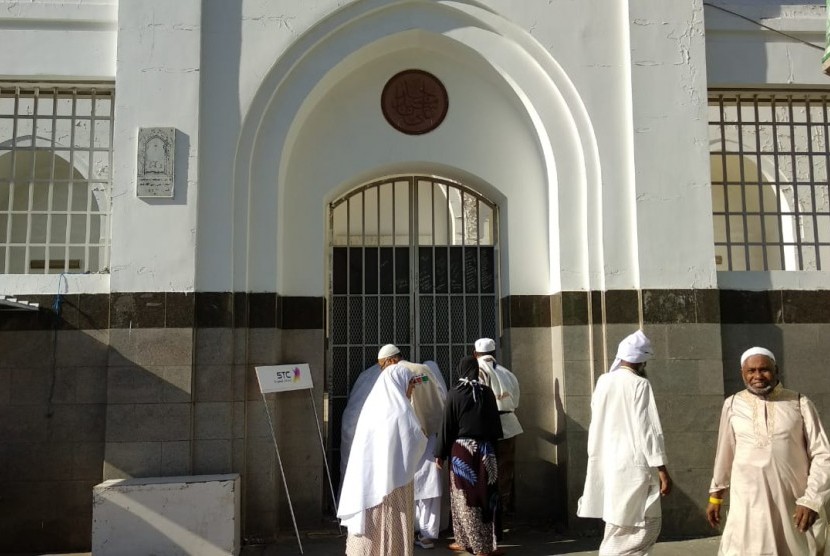 Kisah Pencuri Yahudi Masuk Islam dan Khalifah Ali;. (Ilustrasi) Jamaah mengintip ke dalam Masjid Ali bin Abi Thalib yang ditutupi tembok dan pagar besi tak jauh dari Masjid Nabawi, Madinah, Jumat (27/7).