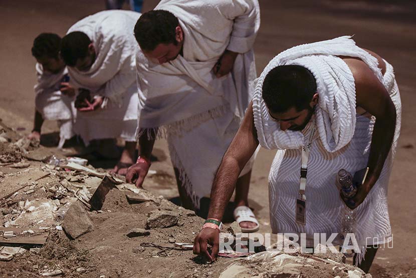  Bolehkah Jamaah Haji Membawa Pulang Batu dan Pasir dari Tanah Suci?. Foto: Jamaah mengumpulkan kerikil untuk jumrah saat bermalam di Musdalifah (Fazry Ismail/EPA)