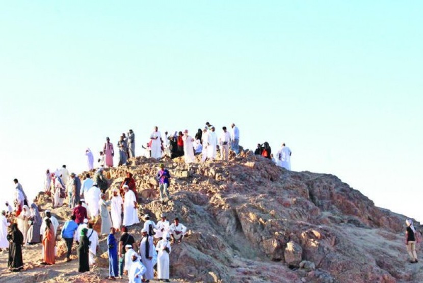 Jamaah mengunjungi Gunung Uhud sebagai salah satu lokasi bekas perang paling berjarah dalam Islam.