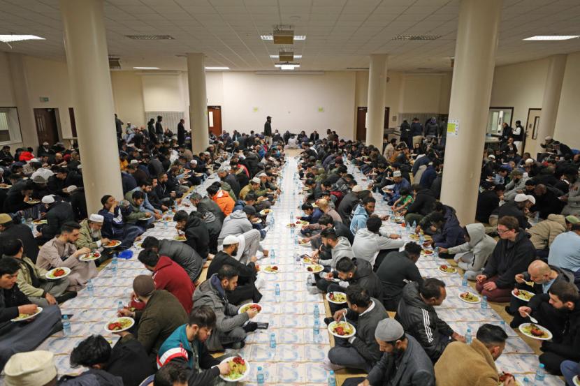 Jamaah menikmati makanan berbuka puasa di Masjid London Timur, Inggris selama Ramadhan 2022.