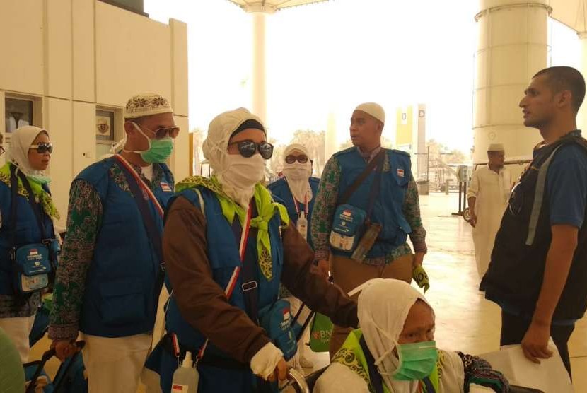 Jamaah menuju Debarkasi Balikpapan tiba di Bandara King Abdulaziz, Jeddah, Kamis (6/9). Jamaah rombongan tersebut mengenakan masker sehubungan kabut pasir yang menyelimuti Jeddah sejak Rabu (5/9) malam.