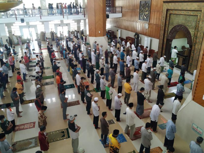 Jamaah menunaikan ibadah shalat Jumat di Masjid Agung Tasikmalaya, Jumat (1/5). Jamaah shalat Jumat kembali ramai setelah sebelumnya sempat dibatasi untuk ibadah shalat Jumat selama dua pekan ke belakang. 