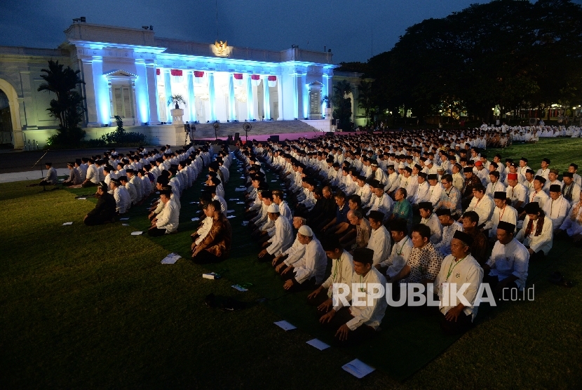 Jamaah menunaikan shalat Magrib berjamaah sebelum Dzikir Kebangsaan di Halaman Istana Merdeka, Jakarta, Selasa (1/8) malam. 