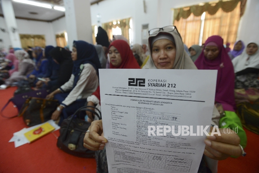  Jamaah menunjukan formulir untuk menjadi anggota koperasi syariah 212 yang telah diisi di STEI Tazkia, Bogor, Jawa Barat, Jumat (20/1). 