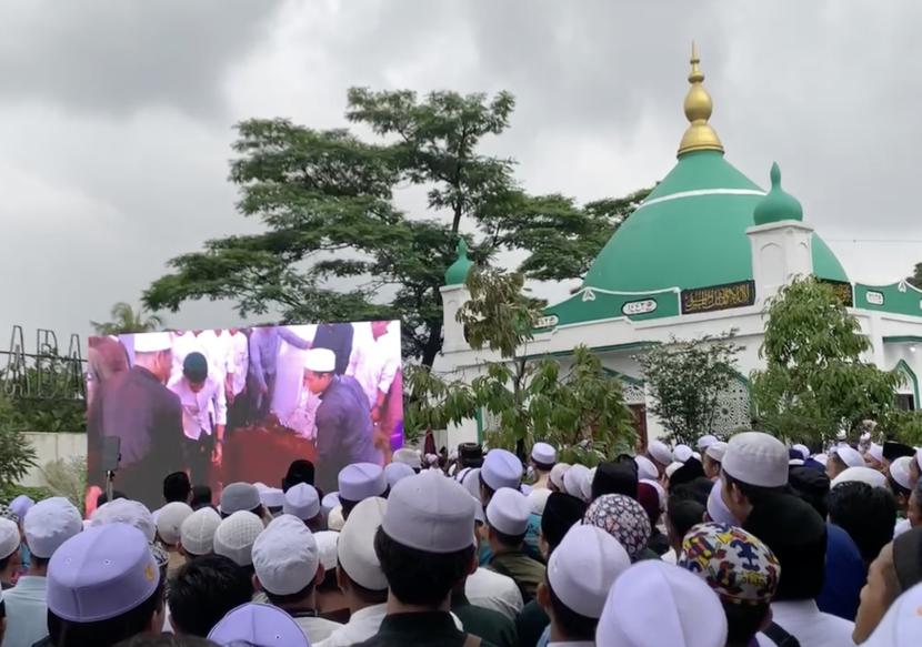 Jamaah menyaksikan pemakaman Habib Hasan bin Jafar Assegaf.