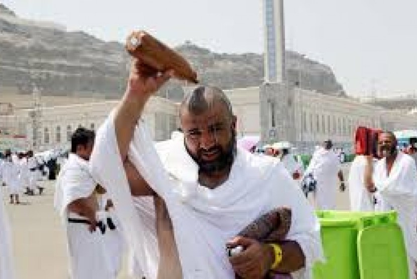 Jamaah menyiramkan air untuk mengurangi sangatan panasnya suhu udara di Makkah (ilustrasi). Suhu di Makkah dan Madinah pada malam hari relatif turun 