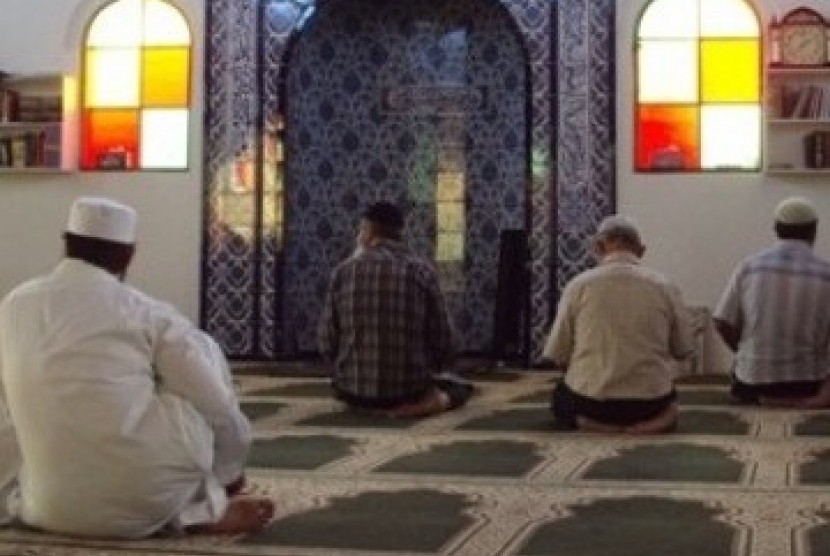 Jamaah Mesjid Albania di Dandenong, Melbourne, menunggu waktu shalat Ashar.