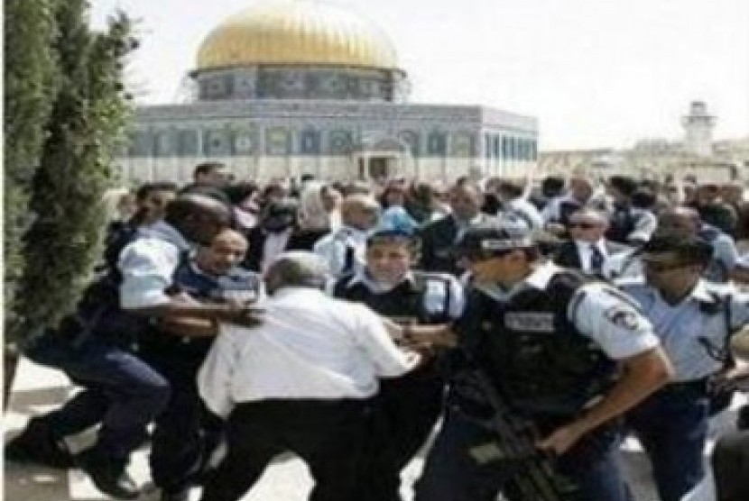 Jamaah Palestina bentrok dengan tentara Israel di area dua masjid suci