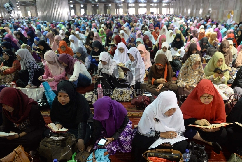  Jamaah penggiat ODOJ melakukan tilawah bersama saat acara ODOJ Untuk Negeri Berbakti Pada Negeri, Mengabdi Pada Ilahi di Masjid Istiqlal, Jakarta, Ahad (30/8). (Republika/Wihdan)