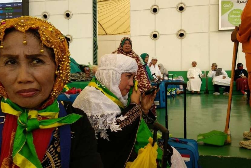 Jamaah perempuan Embarkasi Makassar asal Maros dan Kota Makassar tiba di Bandara  King Abdulaziz, Senin (27/8). Pada gelombang kepulangan haji, jamaah-jamaah dari Sulawesi Selatan kerap nampak meriah dengan pakaian warna-warni dan dandanan di wajah.