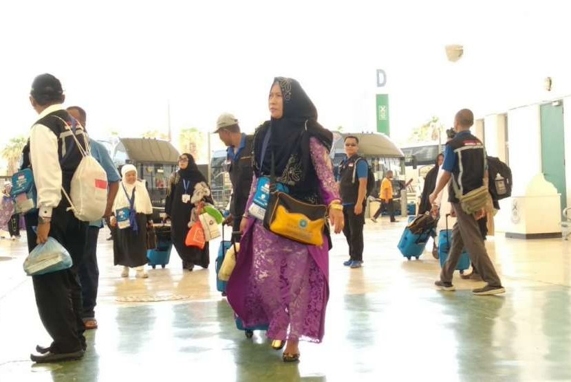 Jamaah perempuan Embarkasi Makassar asal Maros dan Kota Makassar tiba di Bandara  King Abdulaziz, Senin (27/8). Pada gelombang kepulangan haji, jamaah-jamaah dari Sulawesi Selatan kerap nampak meriah dengan pakaian warna-warni dan dandanan di wajah.