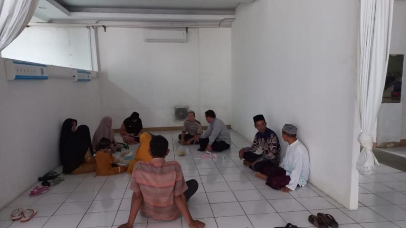 Jamaah PT Naila Syafaah Wisata Mandiri sedang menunggu kepastian keberangkatan umroh. Saat ini ketua rombongan sedang melaporkan travel tersebut ke Polres Tangerang, Kamis (6/10/2022). 