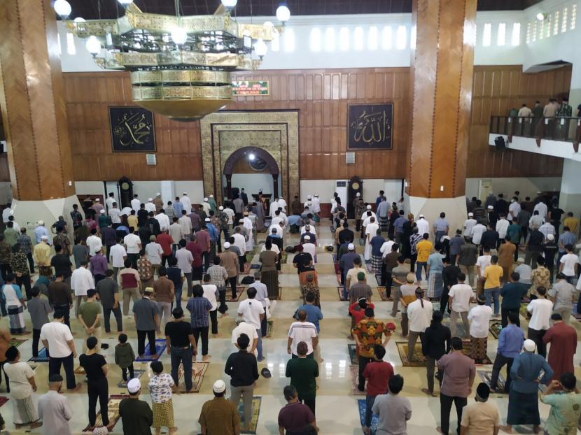 Jamaah salat Jumat di  masjid Agung Tasikmalaya menggelar shalat ghaib untuk Syekh Ali Jaber, Jumat (15/1). 