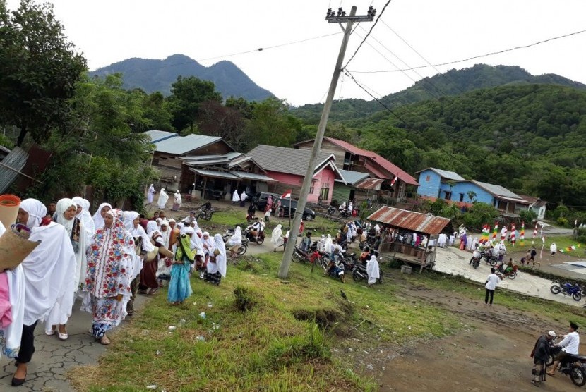 Jamaah selepas shalat Idul Adha di Desa Jaluk, Dataran Tinggi Gayo, Kabupaten Aceh Tengah, Provinsi Aceh, Jumat (1/9). 