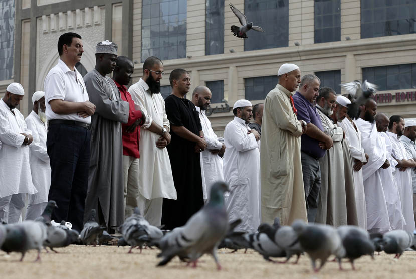   Jamaah shalat di luar Masjidil Haram di kota suci Makkah, Arab Saudi, Selasa (23/10).  (Hassan Ammar/AP)