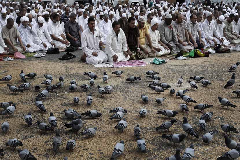  Jamaah shalat di luar Masjidil Haram di kota suci Makkah, Arab Saudi, Selasa (23/10).  (Hassan Ammar/AP)