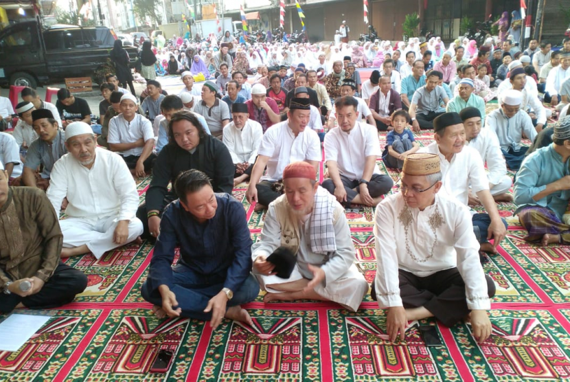 Jamaah shalat Idul Adha di Masjid Lautze, Jalan Lautze, Sawah Besar, Jakarta Pusat, Ahad (11/8).