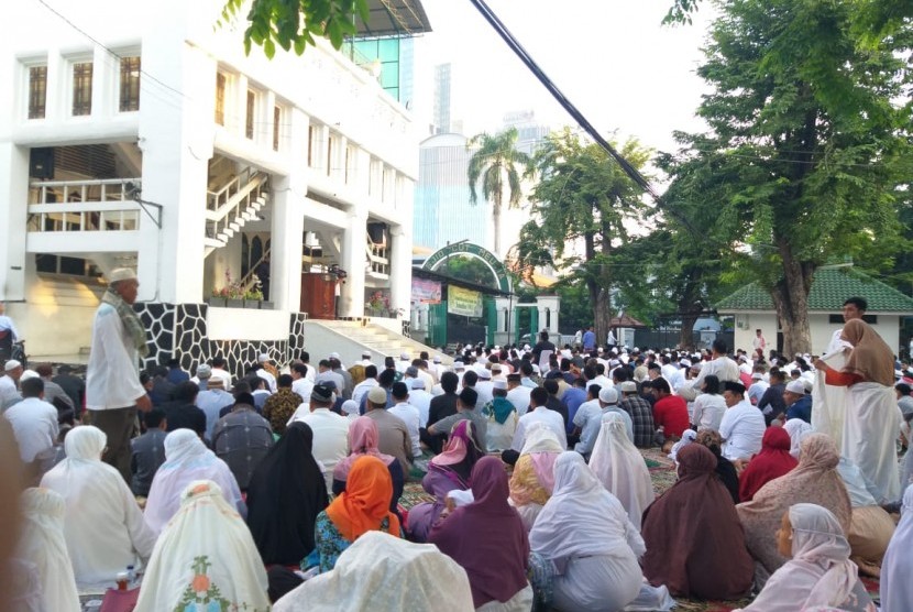 Jamaah shalat Idul Fitri 1440 Hijriah telah memadati halaman Masjid Cut Meutia, Jakarta Pusat, Rabu (5/6).