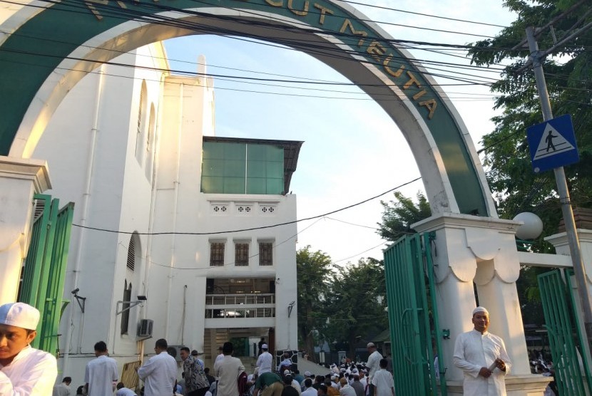 Jamaah shalat Idul Fitri 1440 Hijriah telah memadati halaman Masjid Cut Meutia, Jakarta Pusat, Rabu (5/6).