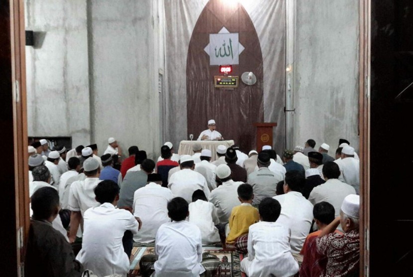 Jamaah shalat subuh berjamaah di Masjid Mahabbaturrasul, Villa Bogor Indah, Kota Bogor. 