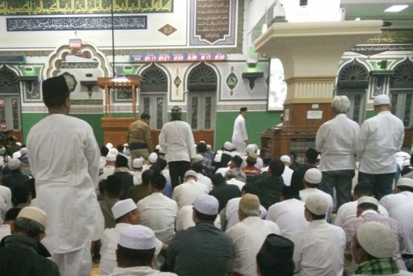 Jamaah shalat subuh berjamaah spirit 212 di Masjid Al Azhar