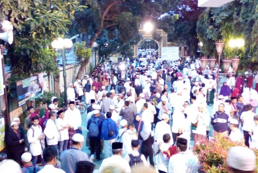 Jamaah Shalat Subuh di Masjid Sunda Kelapa meluber hingga ke jalan, Senin (12/12) 