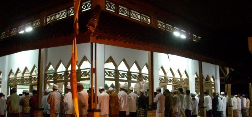 Jamaah sholat di Masjid