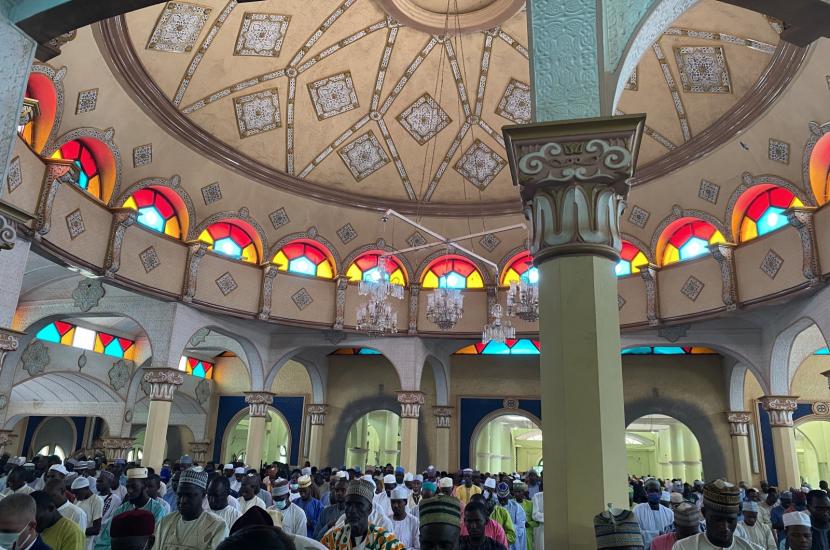 Jejak Budaya dan Seni Ottoman di Masjid Kamerun. Jamaah sholat di Masjid Agung di Kota Ngaoundere, Kamerun, 14 Juli 2021.