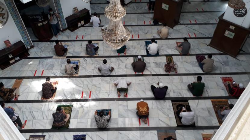 Jamaah sholat Jumat di Masjid Cut Meutia.