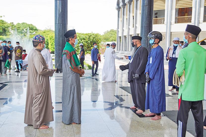 Jamaah sholat Jumat di Masjid Jame Asr Hassanil Bolkiah di Brunei Darussalam diperiksa sebelum masuk masjid, Jumat (29/5).