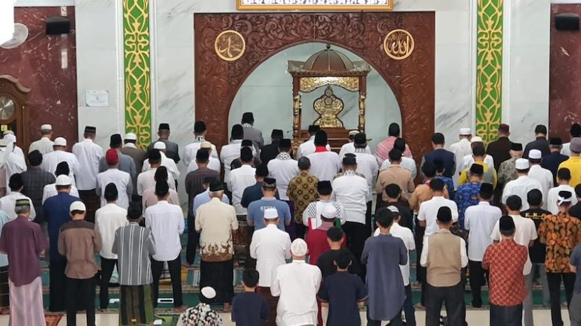 Jamaah sholat Jumat melakukan shalat Ghaib dan doa bersama untuk Palestina di Masjid Agung Al-Imam, Kecamatan Majalengka, Kabupaten Majalengka, Jawa Barat, Jumat (17/11/2023).