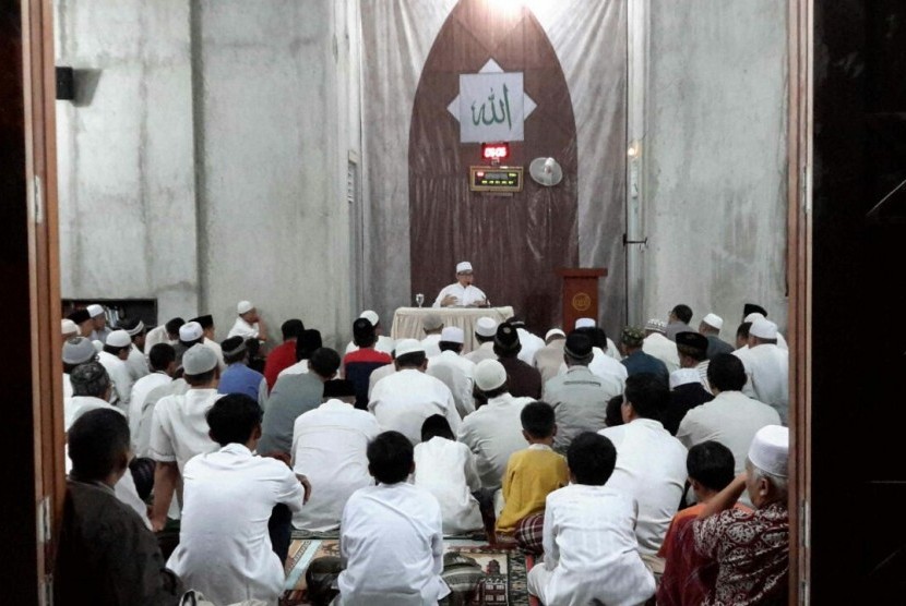 Jamaah subuh di masjid Mahabbaturrasul, Villa Bogor Indah, Kota Bogor.